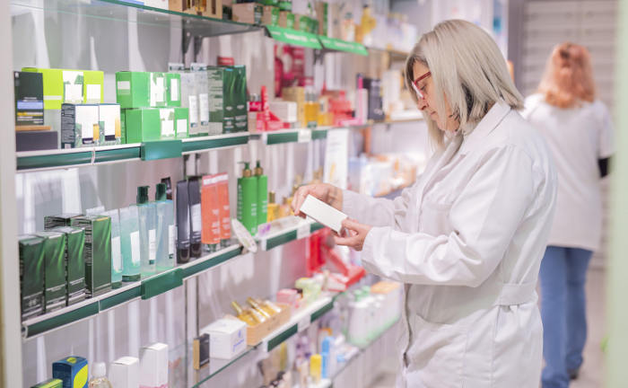 Apothekerin sucht nach der passenden Medizin: Medikamente sind nach Krankenhausaufenthalten der zweitgrößte Ausgabenblock der GKV.