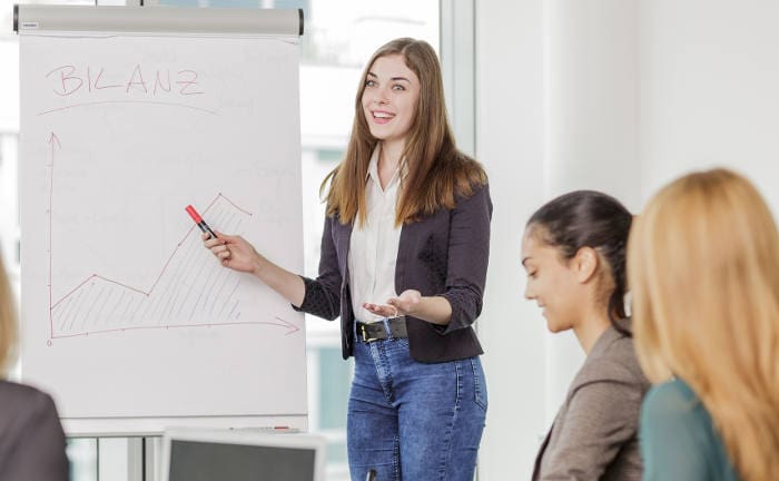 Frau hält vor Frauen einen Vortrag über Finanzen: Was ist nötig, um den Gender Pension Gap zu beseitigen? Wir haben uns unter Expertinnen umgehört.