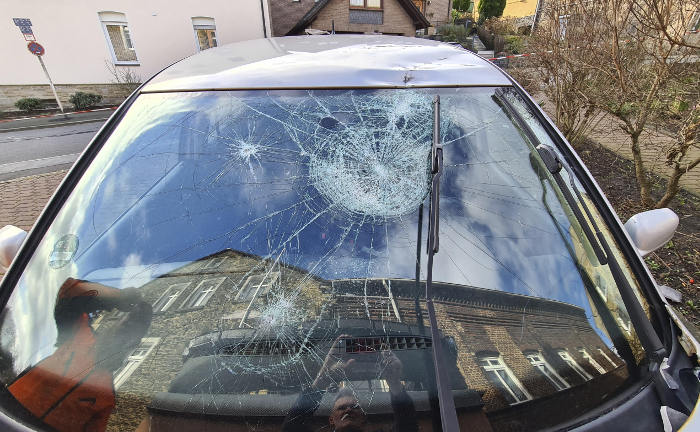 Ein Auto mit einer kaputten Frontscheibe: KFZ-Versicherer müssen immer höhere Glasschäden zahlen.