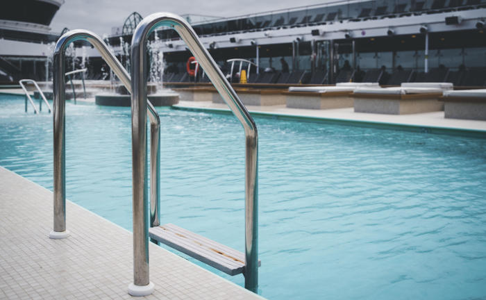 ein Pool auf einem Kreuzfahrtschiff: Das Kreuzfahrtschiff Aida liegt beim Service-Champions-Ranking 2024 von Servicevalue auf Platz 1, auf Platz 14 folgt mit Advocard der beste Versicherer.