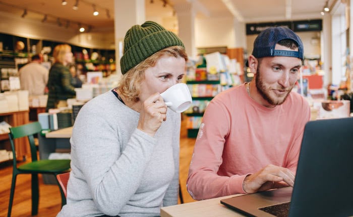 Eine Frau und ein Mann sitzen vor einem Laptop: Junge Kunden wollen, dass sie die Leistungen ihrer Lebensversicherungen flexibel regulieren können.