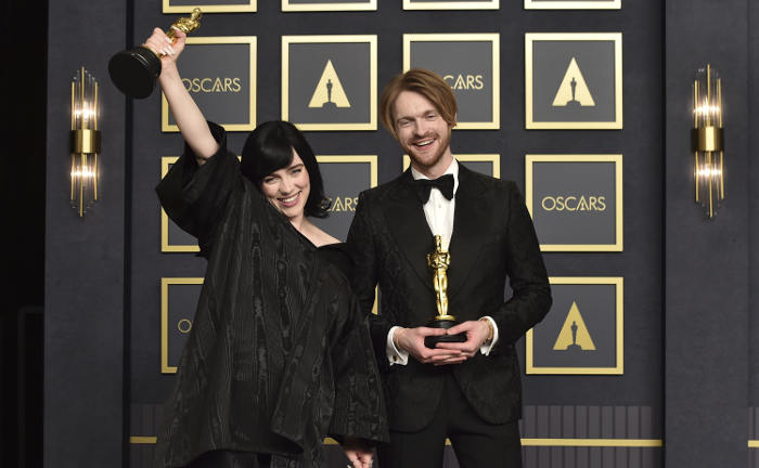 US-Sängerin Billie Eilish jubelt mit ihrem Bruder Finneas bei der Oscarverleihung 2022: 25 Maklerinnen und Makler haben die Chance, beim diesjährigen OMGV-Award zu triumphieren.