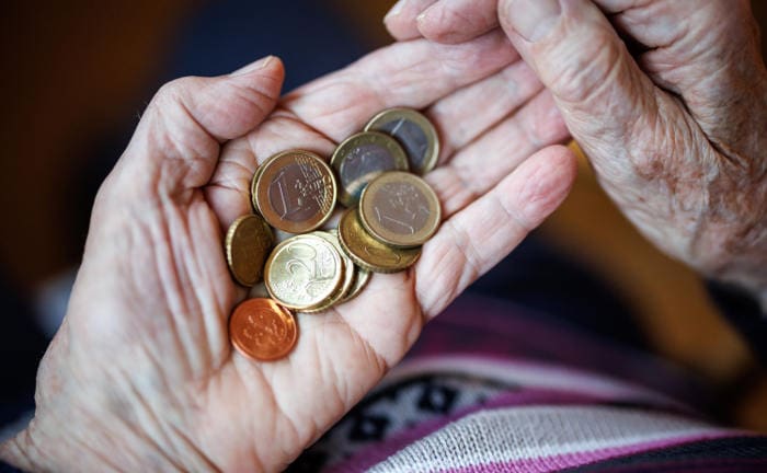 Eine Frau zählt Geldmünzen in ihrer Hand: Viele deutsche Rentner haben im Alter wenig Geld zur Verfügung.