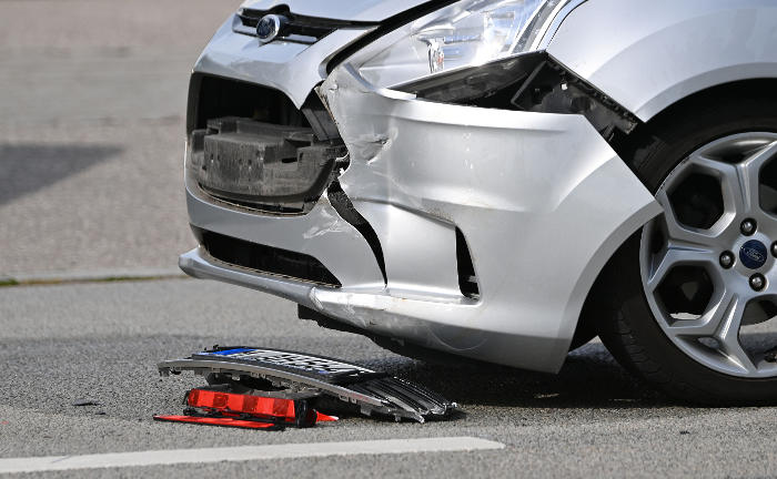 Auto steht nach Unfall auf der Straße: Auch Versicherer aus der Sparte Schaden- und Unfall gehen von künftig steigenden Erträgen aus.