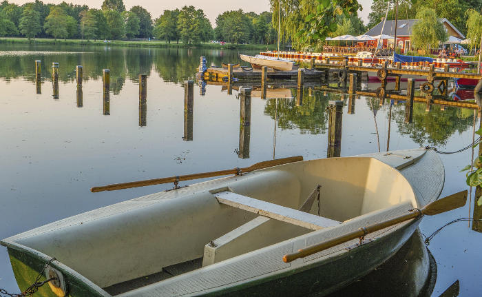Ein leeres Boot liegt auf einem See: Ein Ehepaar hat versucht, einen Versicherungsbetrug mit einem fingierten Bootsunfall zu begehen.