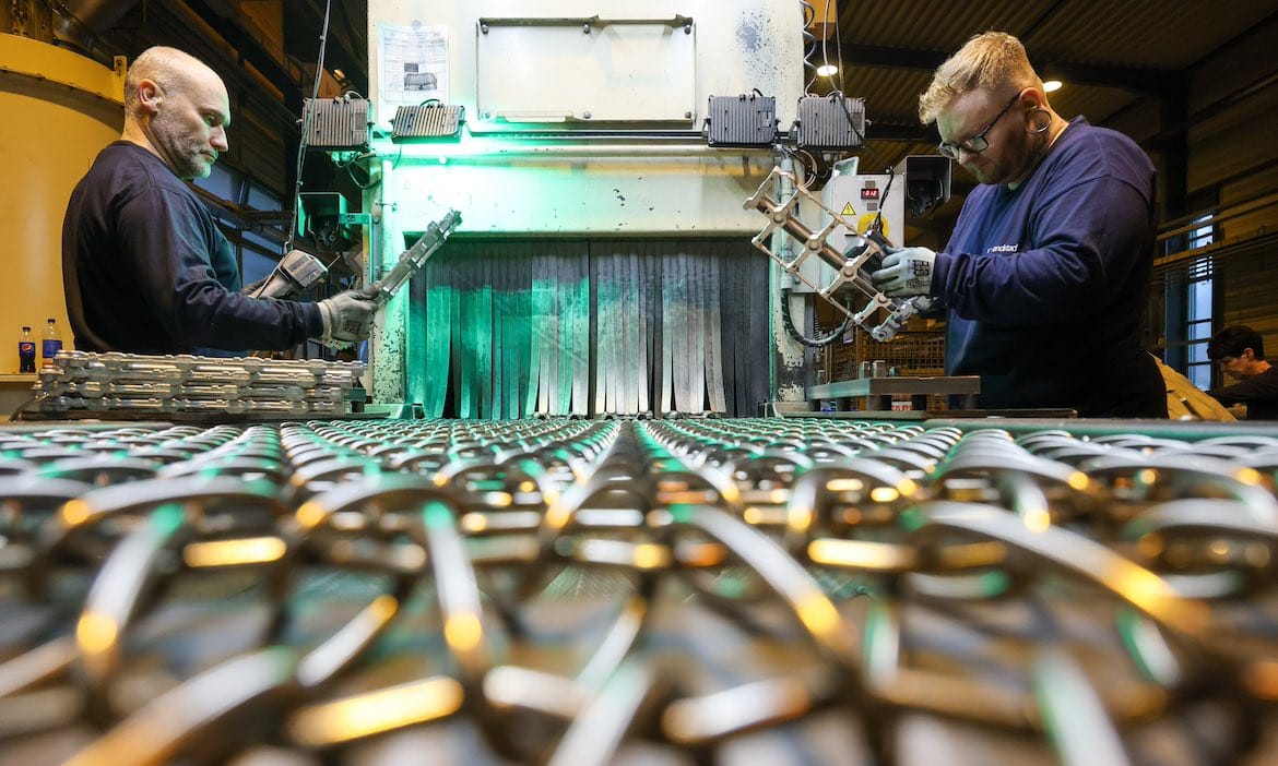 Mitarbeiter in einer Leichtmetallgießerei: Mittelständler treibt momentan unter anderem die Inflation um.