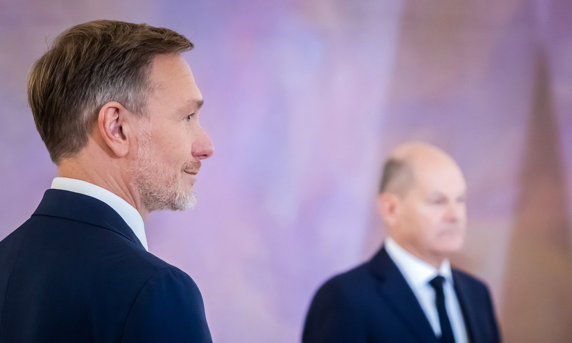Christian Lindner (FDP, vorne) erhält vom Bundespräsidenten seine Entlassungsurkunde als Bundesfinanzminister. Im Hintergrund sieht man Bundeskanzler Olaf Scholz (SPD).