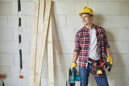 Handwerker macht eine Pause: Zu den besten Versicherungstarifen 2024 von Score gehört eine Berufsunfähigkeitspolice vom Münchener Verein. Quelle: Gpointstudio /Freepik