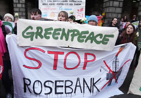 Greenpeace-Aktivisten protestieren in Schottland: Spenden können Steuerzahler steuerlich geltend machen. Foto: picture alliance / empics | Andrew Milligan