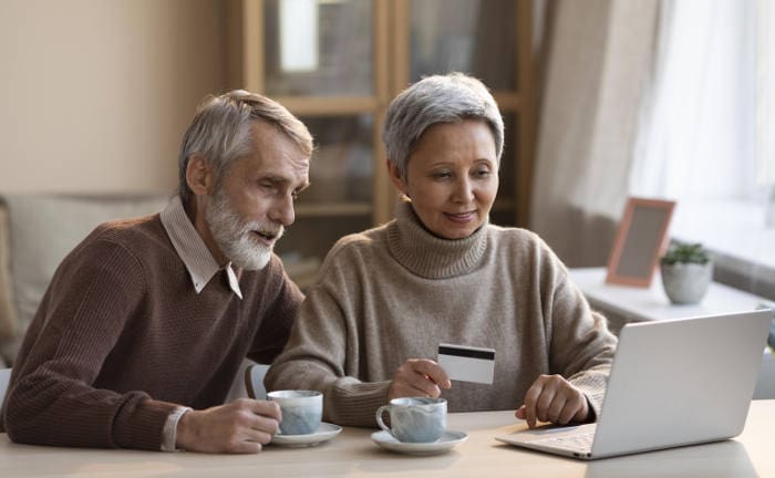Älteres Ehepaar checkt seine Finanzen am Laptop: Der Höchstrechnungszins für Lebensversicherungen ist eine wichtige Rechengröße für Versicherer.