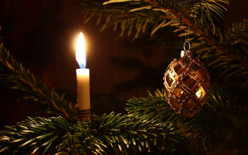 Weihnachtskerze als Gefahrenquelle: Tausende Brände zu Weihnachten