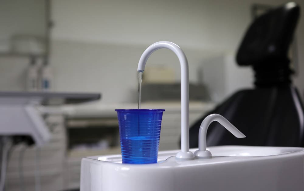 Spülbecken beim Zahnarzt: Für die private Krankenversicherung gelten im Jahr 2025 neue Werte für diverse Einkommensgrenzen