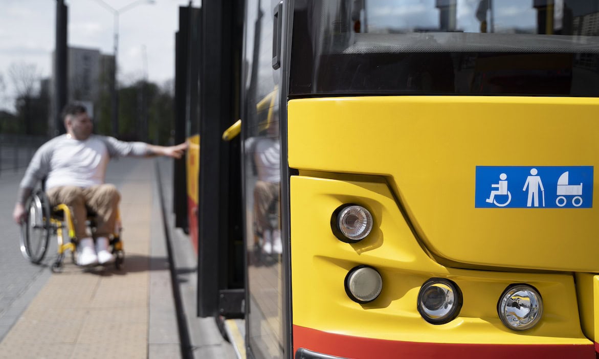 Ein Mann im Rollstuhl steigt in einen Bus ein: Zu den versicherbaren Grundfähigkeiten gehört bei einigen Anbietern auch das Nutzen des öffentlichen Nahverkehrs.