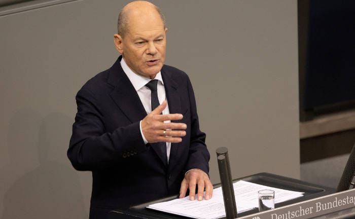 Scholz bei einer Rede im Bundestag: Das Ampelaus ist ein Bremsklotz für die Umsetzung der neuen Altersvorsorge-Gesetze.