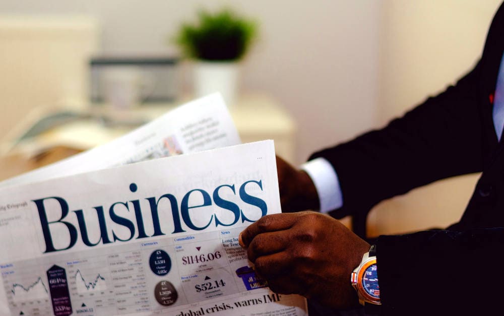 Mann liest Finanzzeitung (Symbolbild): Mehr Männer als Frauen halten ihr eigenes Finanzwissen für gut