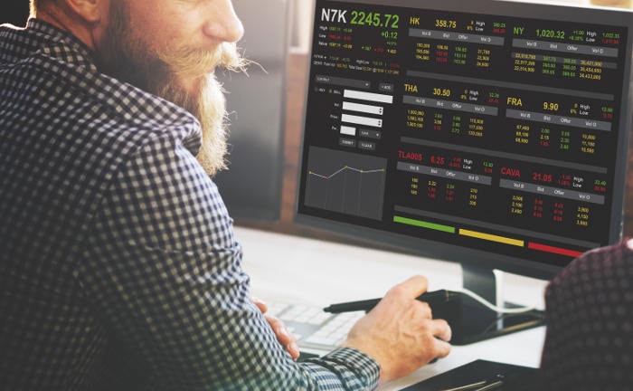 Trader arbeitet an einem Bildschirm: Für ihre Kapitalanlagen sparen Deutsche einen Teil ihrer Einkünfte.