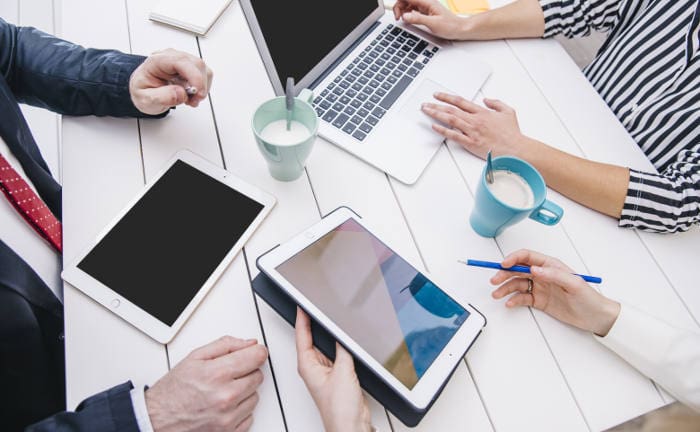 Mehrere Personen arbeiten an einem Digitalprojekt: Die digitale Reife der sieben besten Versicherer in Deutschland liegt höher als bei ihren amerikanischen Konkurrenten.