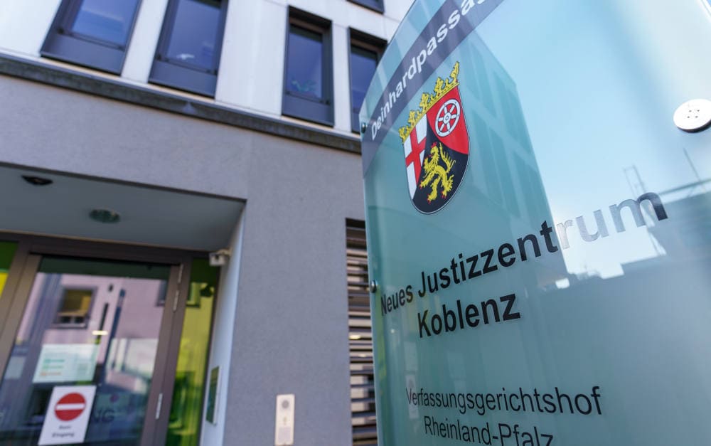 Eingang zum Oberlandesgericht Koblenz: Bislang erfolgreiche Klage der Verbraucherzentrale Hamburg gegen die Debeka
