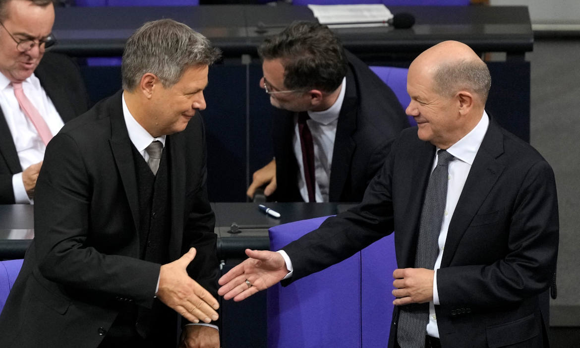 Bundeskanzler Olaf Scholz (rechts, SPD) gibt am 16. Dezember Vizekanzler Robert Habeck (Bündnis 90/Die Grünen) die Hand, nachdem er die Vertrauensfrage verloren hat: Der Wahlkampf beginnt, Pläne zur Rente liegen vor