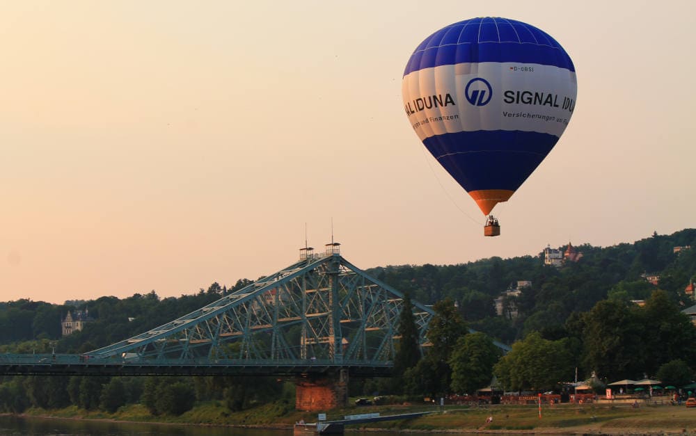 Ballon-Werbung der Signal Iduna am Blauen Wunder in Dresden: Verzinsung für 2025 bekanntgegeben