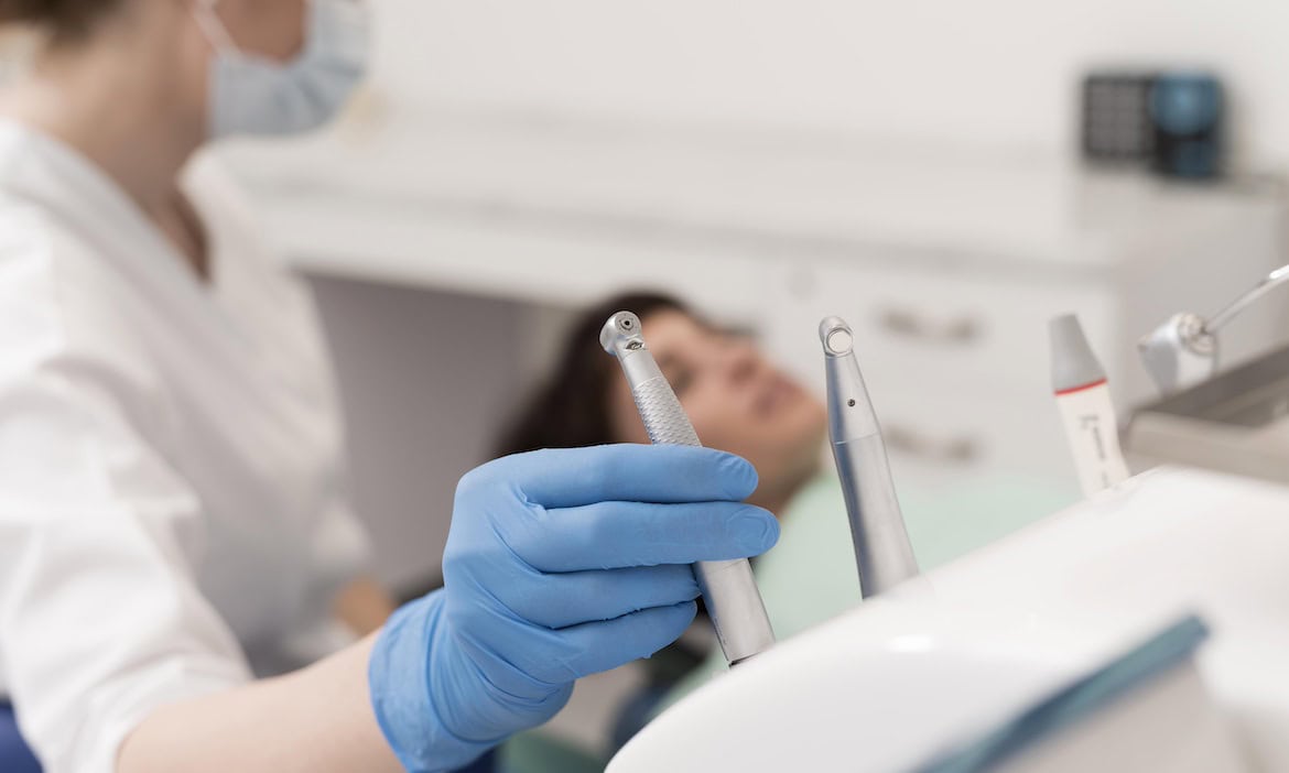 Patientin beim Zahnarzt: Von allen Zusatzversicherungen ist die Zahnzusatzpolice am beliebtesten.