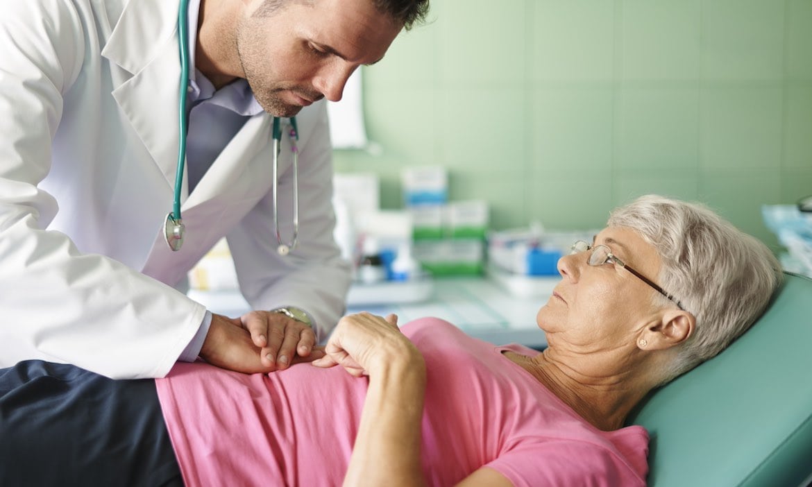 Seniorin beim Arzt: Beitragsentlastungstarife können die PKV-Beitragslast im Alter senken helfen.