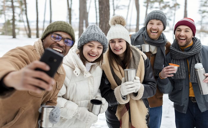 Junge Leute machen Selfie im Schnee: In anderen europäischen Ländern ist die demografische Entwicklung besser als in Deutschland.
