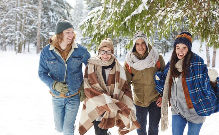 Junge Personen laufen durch den Wald: Vor allem bei jüngeren Anlegern sind grüne Investments beliebt.
