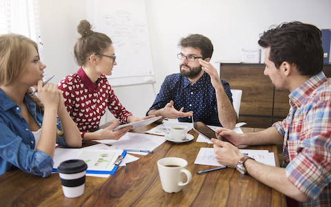 Arbeitskollegen in einer Besprechung: 2025 steigt die Steuerersparnis und Sozialabgabenfreiheit für die bAV. Foto: gpointstudio / Freepik