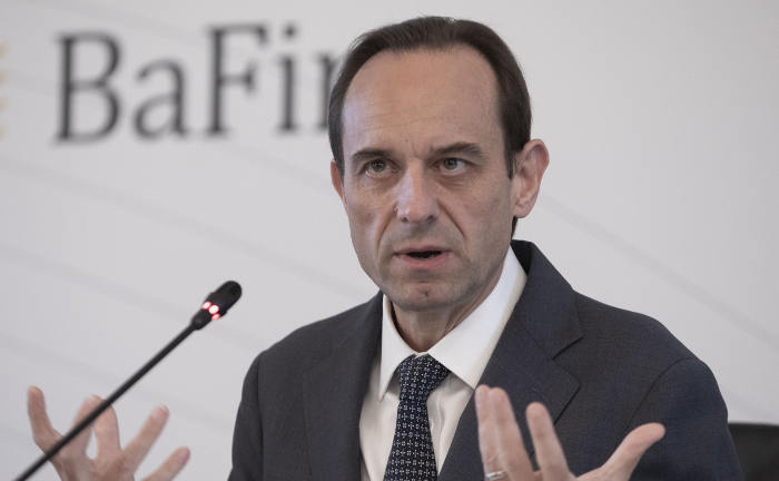 Bafin-Chef Mark Branson bei einer Konferenz 2023: Die Aufsichtsbehörde schaut sich unter anderem die Stornokosten mehrerer Lebensversicherer genauer an.