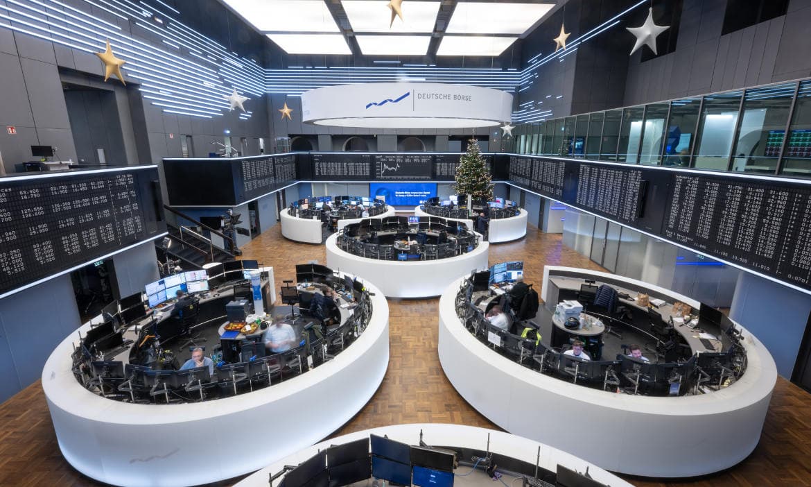 Blick in den Handelsraum der Börse Frankfurt: Mit Indexpolicen können Kunden von den Entwicklungen an Kapitalmärkten profitieren.