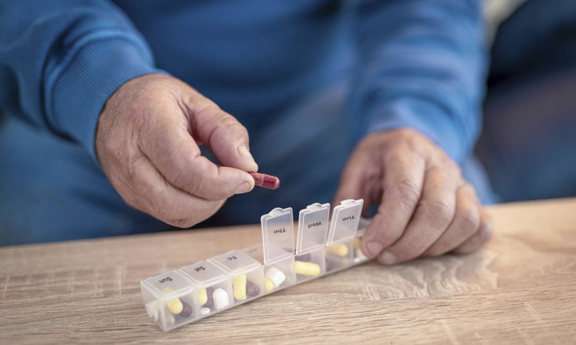 Rentner mit Pillendose: Die hohen Preise für Arzneimittel sind den Kassen ein Dorn im Auge