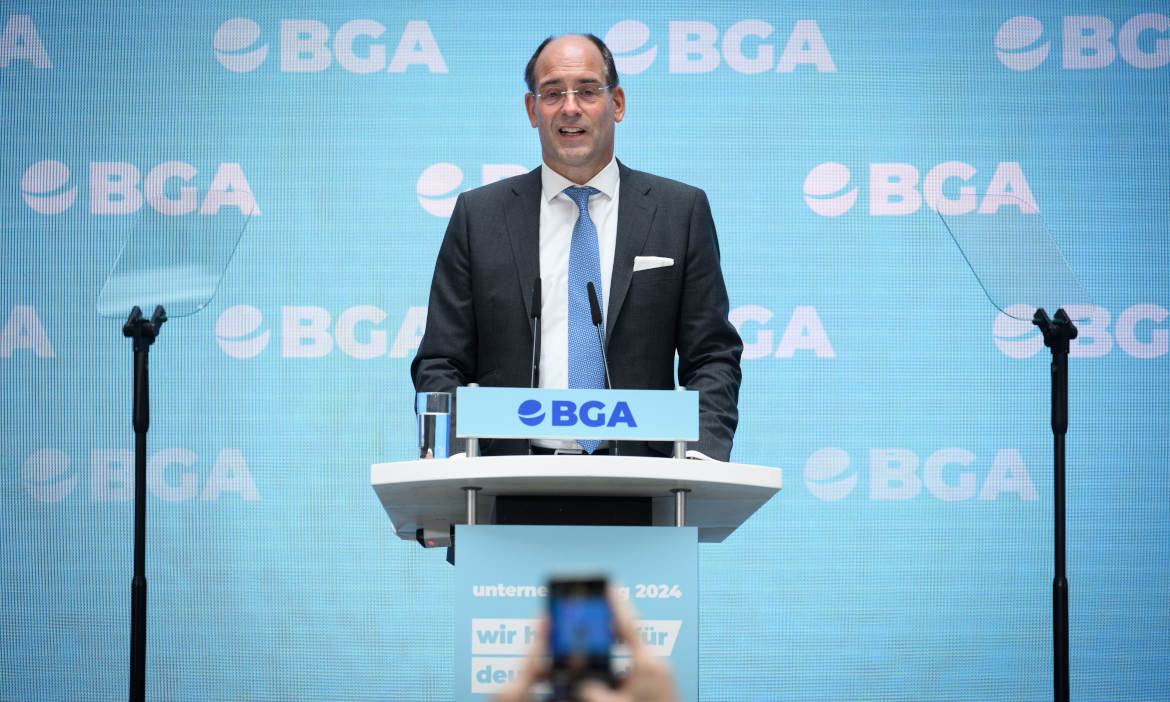 Dirk Jandura ist Präsident des Bundesverbands Großhandel, Außenhandel, Dienstleistungen (BGA) und organisiert zusammen mit anderen Verbänden den Wirtschaftswarntag