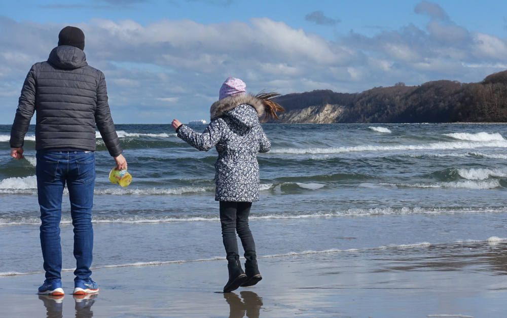 Vater und Tochter am Ostseestrand von Binz (auf Rügen), Symbolbild: Die Mehrheit der vermögensarmen Hälfte der Deutschen ist ostdeutsch beziehungsweise alleinerziehend