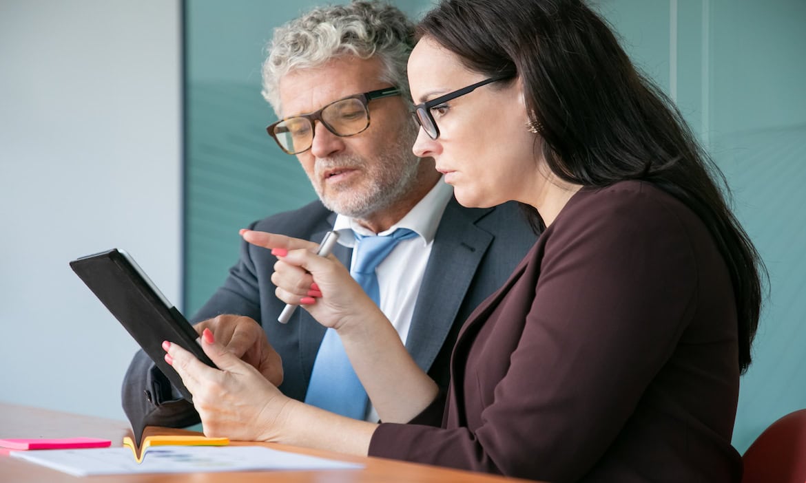 Finanzberaterin spricht mit ihrem Kunden: Das Finanzportal Who Finance hat die besten Finanzberater Deutschland ermittelt.