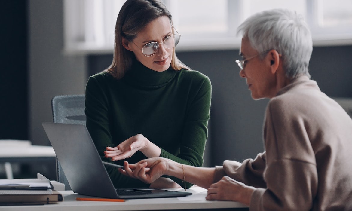 Beratungsszene: Das Analysehaus Servicevalue hat ermittelt, welche Versicherer und Makler ihre Kunden am besten beraten.