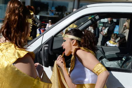 Frau schminkt sich im Autospiegel Foto: picture alliance / ZB | Jens Kalaene