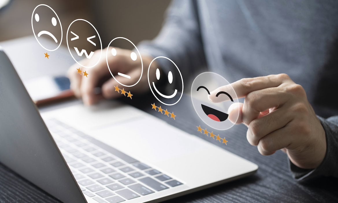 Ein Kunde gibt eine gute Bewertung ab: Servicevalue hat die Versicherer und Banken mit den zufriedensten Kunden ermittelt.