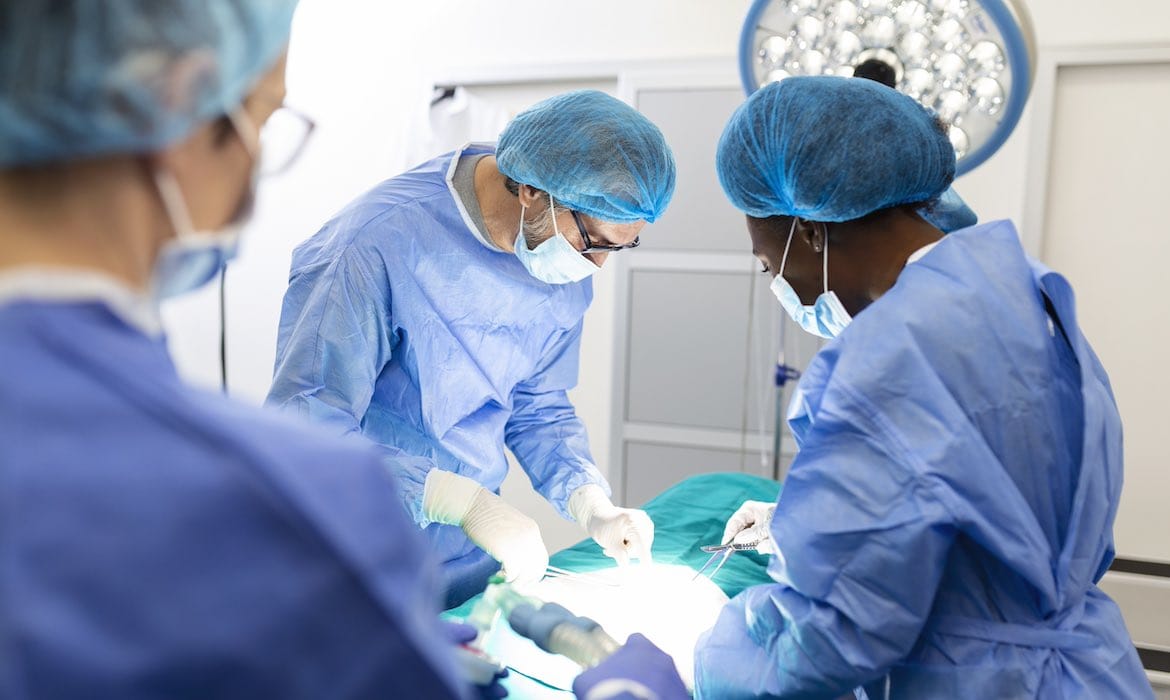 Ärzte im OP: Die PKV hatte 2024 mit steigenden Ausgaben zu kämpfen.