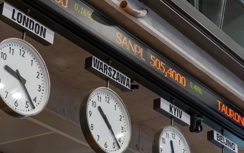 Weltuhren in der Aktienbörse zu Warschau: Sogar EU-Länder wie Polen fehlen in herkömmlichen europäischen Aktienindizes