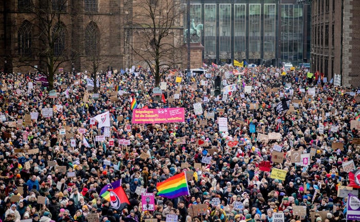 35.000 Menschen demonstrieren auf dem Bremer Domshof gegen Rechtsextremismus: Viele Deutsche haben aktuell Angst davor, dass sich ihr Lebensstandard verschlechtert und die Gesellschaft auseinanderdriftet.