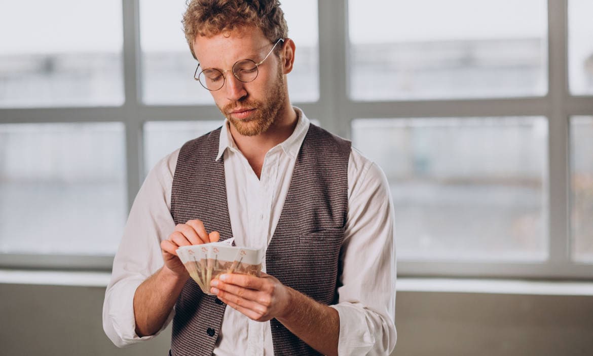 Mann zählt Geldscheine: Die Analysten von Morgen & Morgen haben analysiert, wie sich die Überschussbeteiligungen von Lebensversicherern in den vergangenen Jahren entwickelt haben.