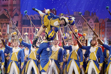 Karnevalisten der Bürgergarde Blau-Gold mit dem Tanzpaar Selina Jauch (Marie) und Tanzoffizier Christopher Wallpott Foto: picture alliance / Panama Pictures | Christoph Hardt