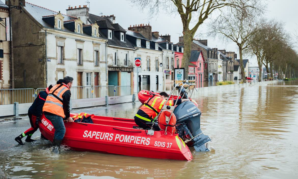 Im Januar 2025 kam ein Frankreich zu Überschwemmungen: Dort besteht eine verpflichtende Elementarschadenversicherung, die Verbraucherschützer nun auch für Deutschland fördern.
