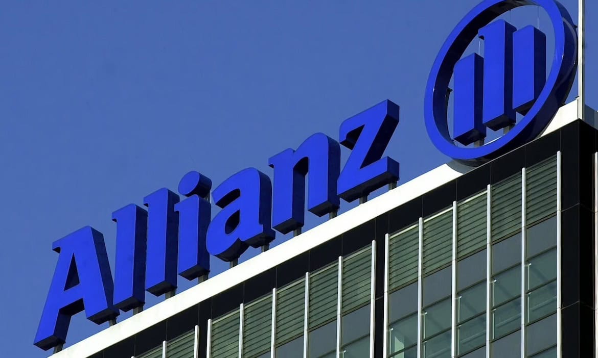 Logo der Allianz auf einem Gebäude: Die Allianz ist laut einer aktuellen Studie die bekannteste deutsche Versicherungsmarke.