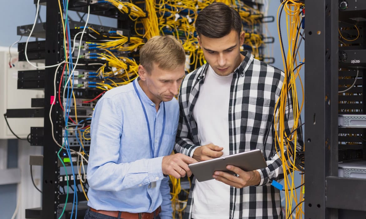 Zwei Mitarbeiter sind auf Fehlersuche im Serverraum: Die deutsche Gesellschaft für Cybersicherheit hat die Cogitanda-Gruppe im Insolvenzverfahren gekauft.