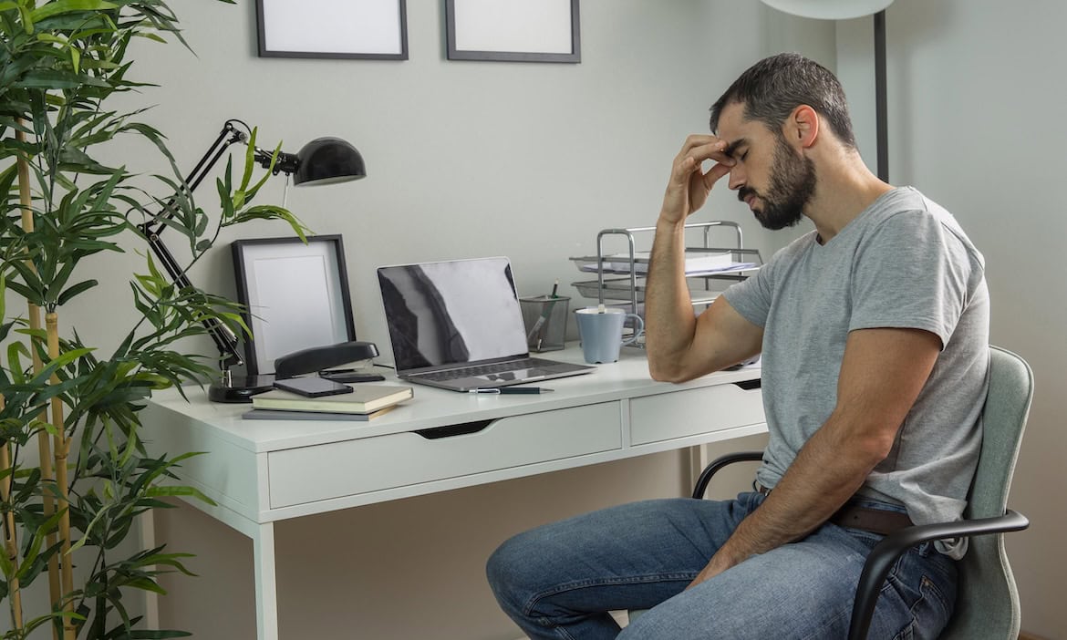 Mann sitzt genervt vor seinem PC: Cybercrime haben sehr viele Internetnutzerinnen und -nutzer schon einmal erlebt.