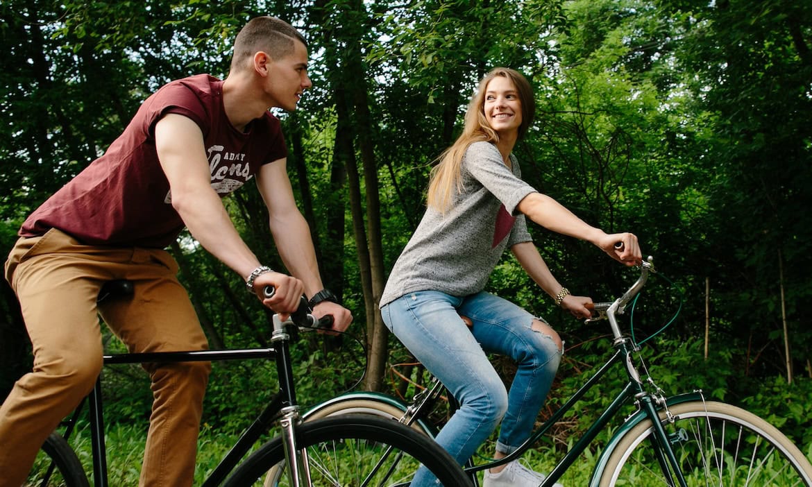Frau und Mann machen eine Radtour: Wie gut das eigene Fahrrad versichert ist, erfahren Versicherte in den Versicherungsbedingungen ihrer Hausrat und Haftpflicht.