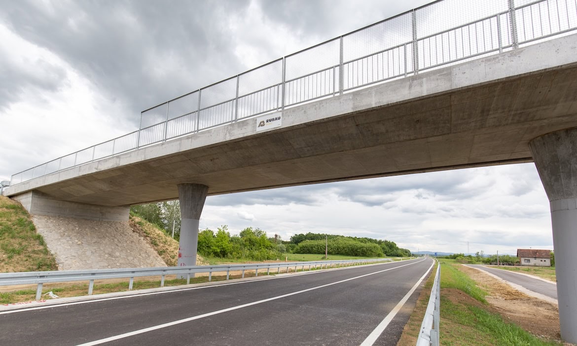 Neu gebaute Brücke über eine Autobahn: Privates Kapital und des Sondervermögen, das der Bundestag beschlossen hat, sollen die Infrastruktur in Deutschland verbessern.