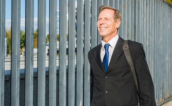 Fröhlicher Beamter; die Beamtenpension unterscheidet sich von der gesetzlichen Rente.